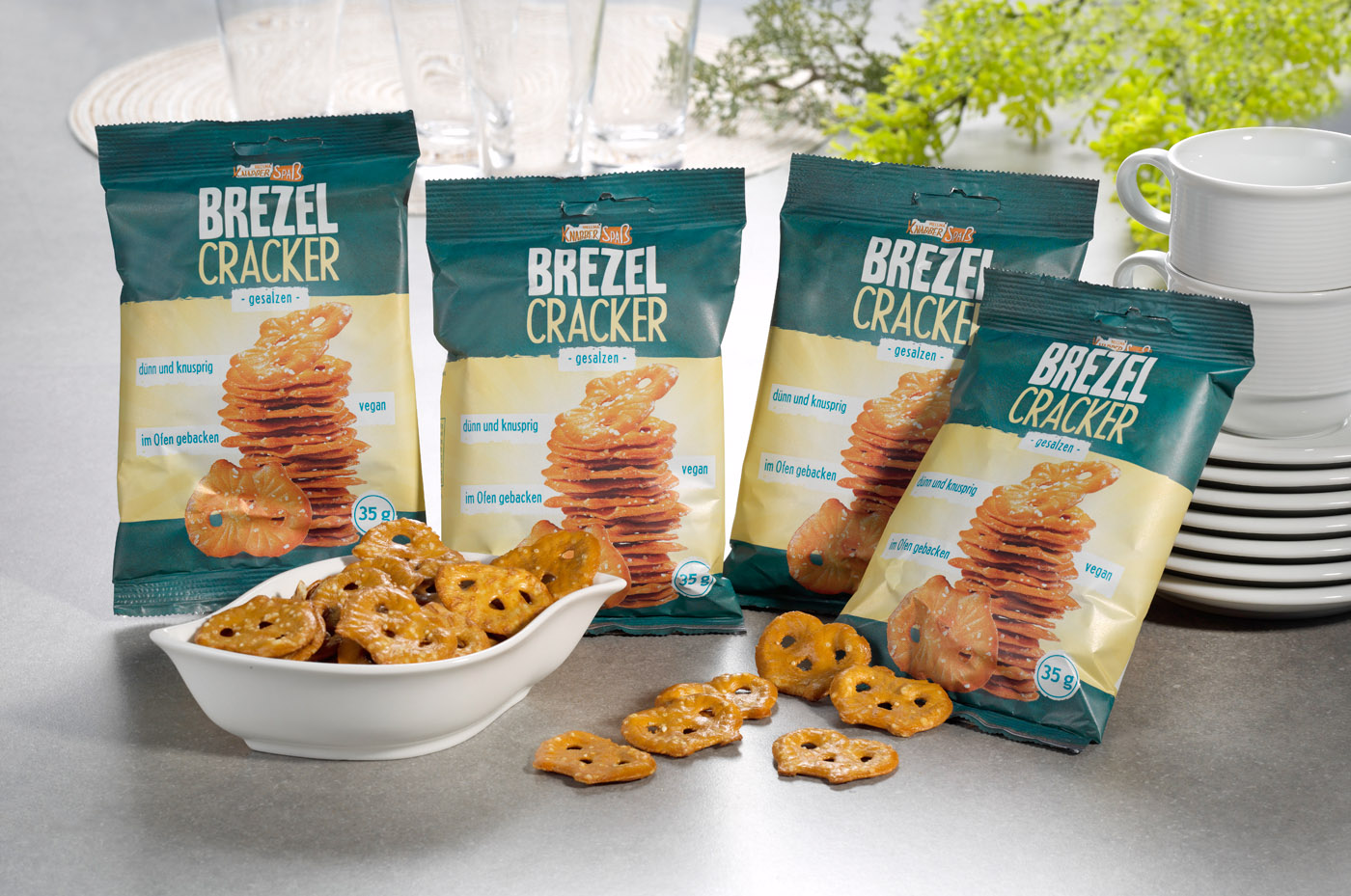 HELLMA Brezel Cracker, gebackene Cracker in Brezelform, Inhalt: 28 Tütchen á 35g. Vegan