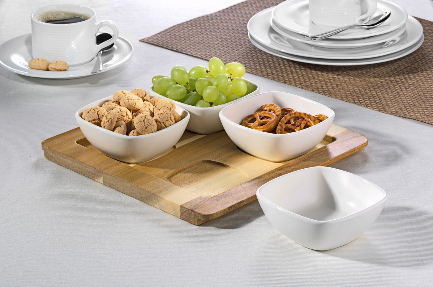5-teiliges Servierschalen Set LUND, quadratisch 4 Schalen aus weißem Porzellan ca 10 x 10 x 3,9 cm 1 Tablett aus Akazienholz ca. 25 x 25 x 1,5 cm
