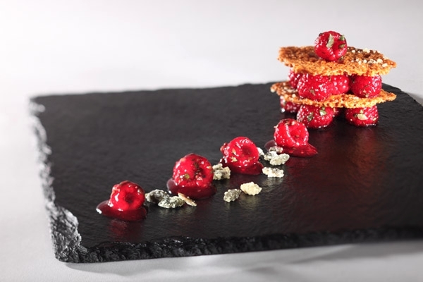 Naturschieferplatte 25 x 25 cm Materialstärke 6-9 mm möbelschonende Füßchen gebrochene Kanten glänzende, versiegelte