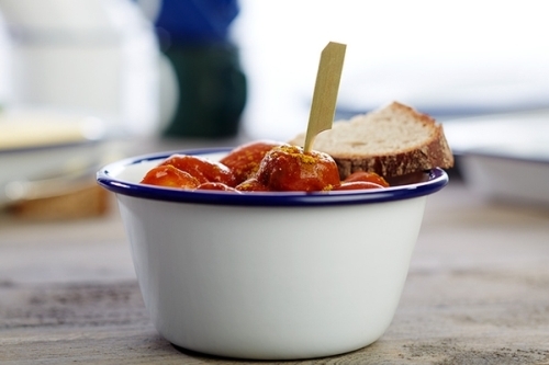 Schale -ENAMELWARE- Ø 13 cm, H: 6 cm, 0,5 Liter emailliertes Stahlblech innen: weiß außen: weiß Rand: blau