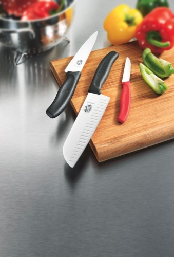 Santokumesser Victorinox SWISS CLASSIC, mit Kullenschliff, Länge: 17cm, Farbe: schwarz, Geschenkschachtel