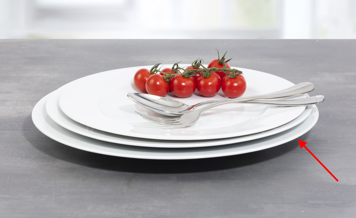 Platzteller ISTA, Durchmesser 30,5 cm, von caterado, aus weißem Porzellan.