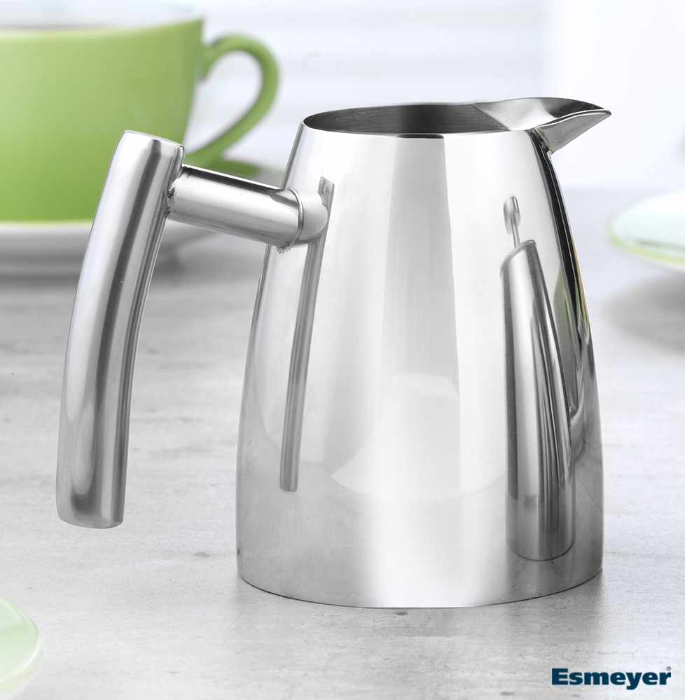 Milch-/Sahnekännchen "Cambridge" von caterado, mit Griff, aus Edelstahl 18/10, poliert. Höhe ca. 9,9 cm, Durchmesser unten 8 cm.