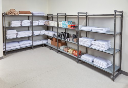 Geschlossene Grundeinheit, 190 kg pro Fachboden, 800 kg für eine Einheit mit 4 Fachböden - Abmessungen in cm 61x76.5x163 von Cambro