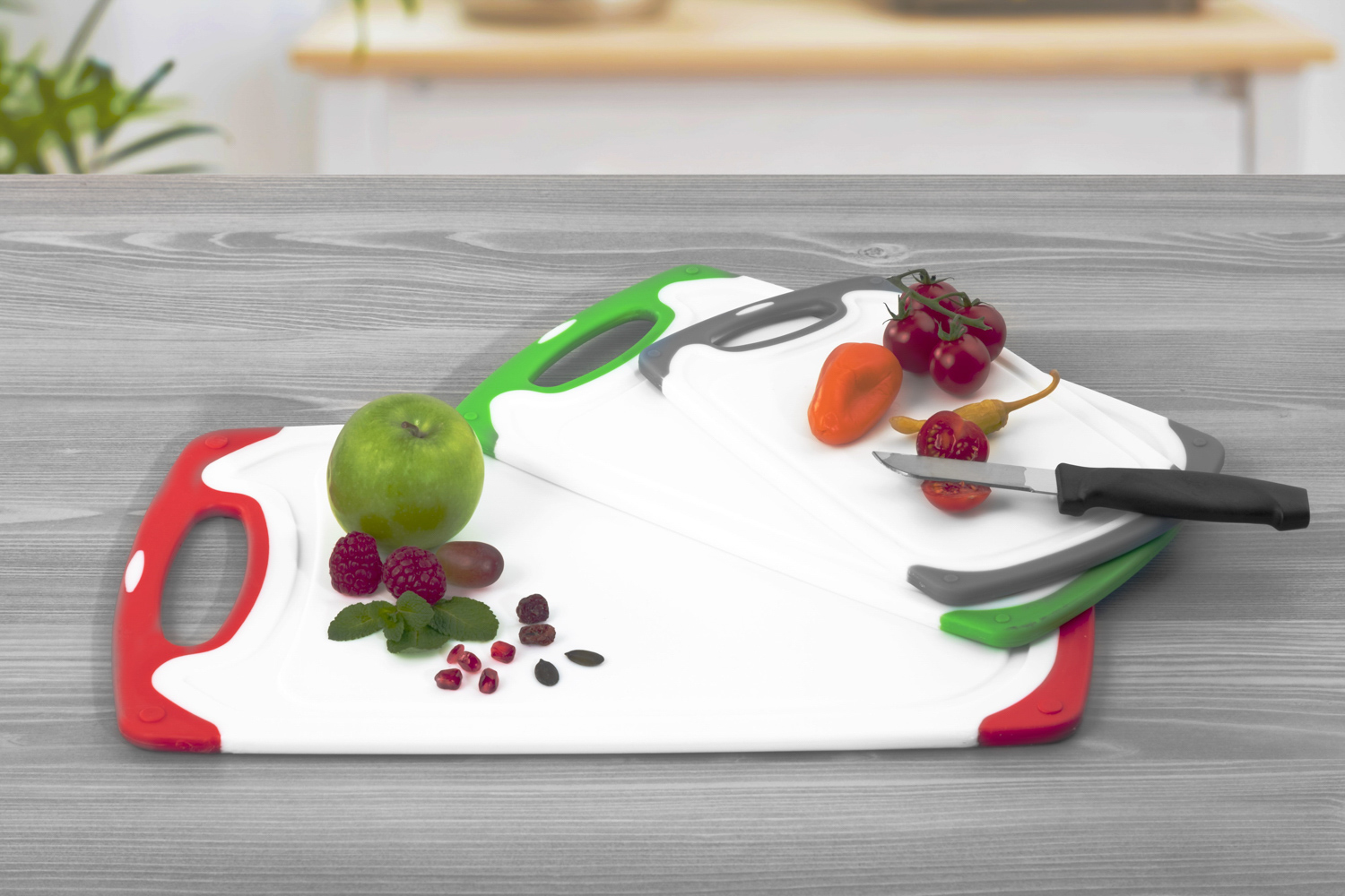 3-teiliges Schneidbrett-Set "Star" aus weißem Kunststoff mit farbigen Rändern, je Größe eine andere Farbe.