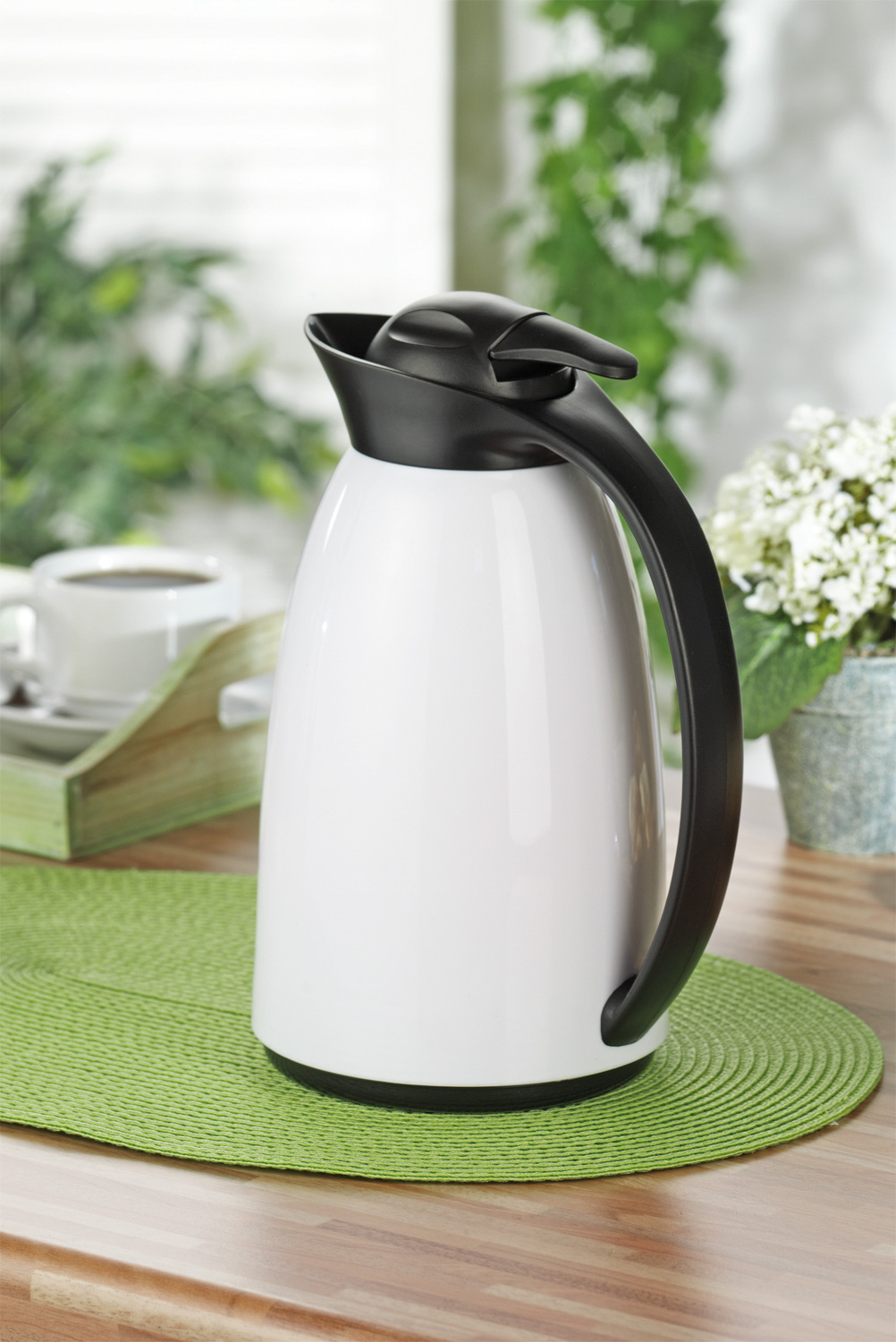 Isolierkanne LOFT, Inhalt: 1,0 Liter, Farbe: weiß, Höhe: ca. 235 mm, mit Glaseinsatz und Einhandbedienung.