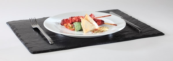 GN 1/1 Naturschieferplatte 53 x 32,5 cm Materialstärke 6-9 mm möbelschonende Füßchen gebrochene Kanten glänzende, versiegelte