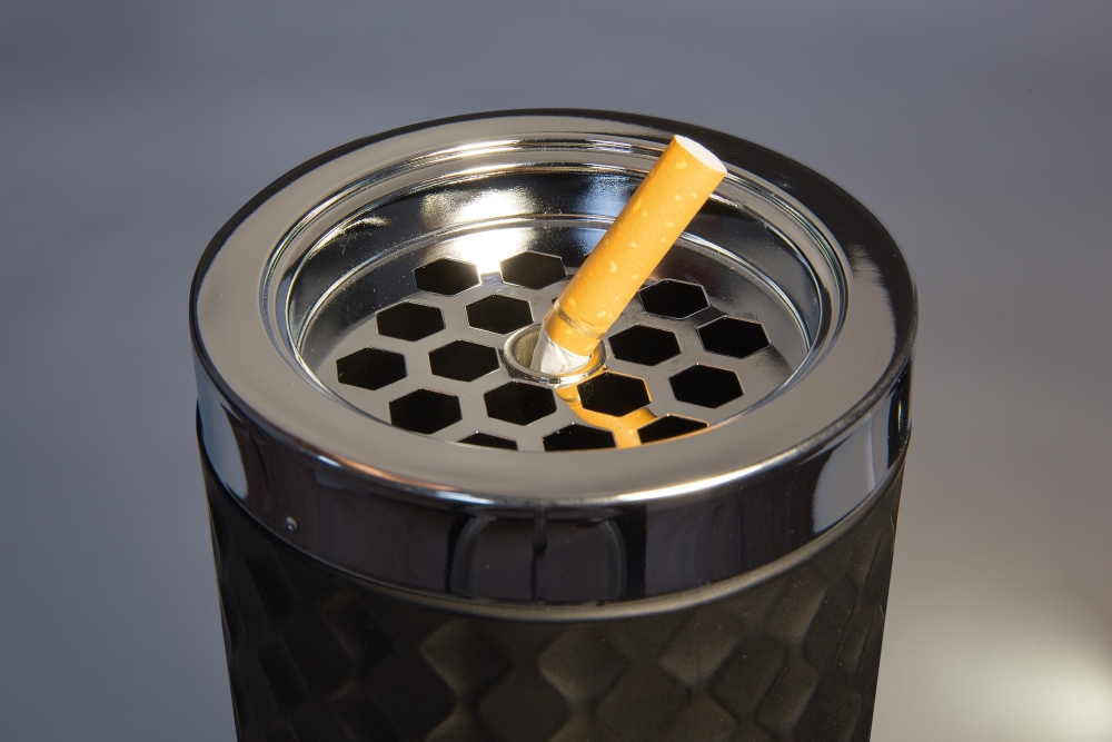 Windaschenbecher Ø 9,5 cm, H: 8 cm Glas, matt-schwarz, gefrosted Metall verchromt mit Bajonettverschluss zerbrechlich