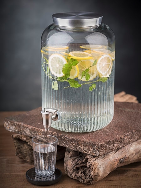 APS Getränkespender mit Deckel und Zapfhahn. Kapazität: 7 Liter. Material: Glas, Edelstahl. Maß: Ø 20 cm, H: 30,5 cm.