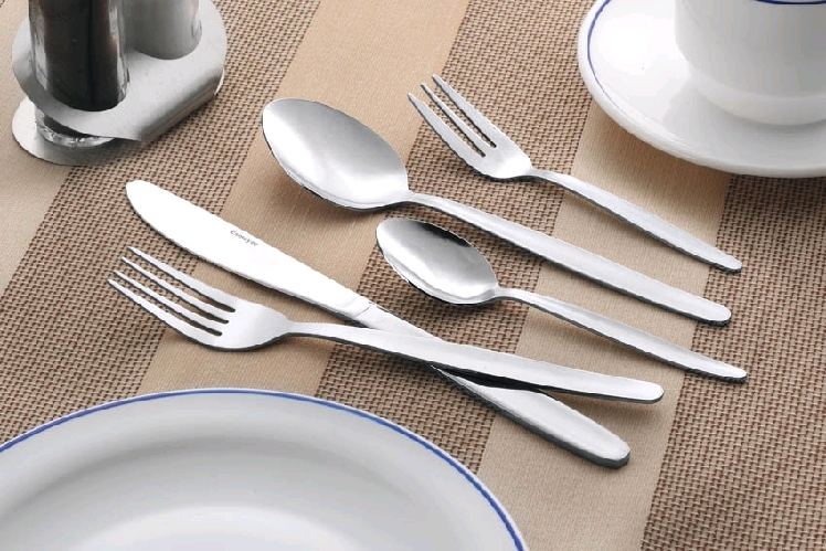 Löffel MONITA, Edelstahl 18/0, trowalisiert. Länge: 17,5 cm. Materialstärke 1,8 mm.