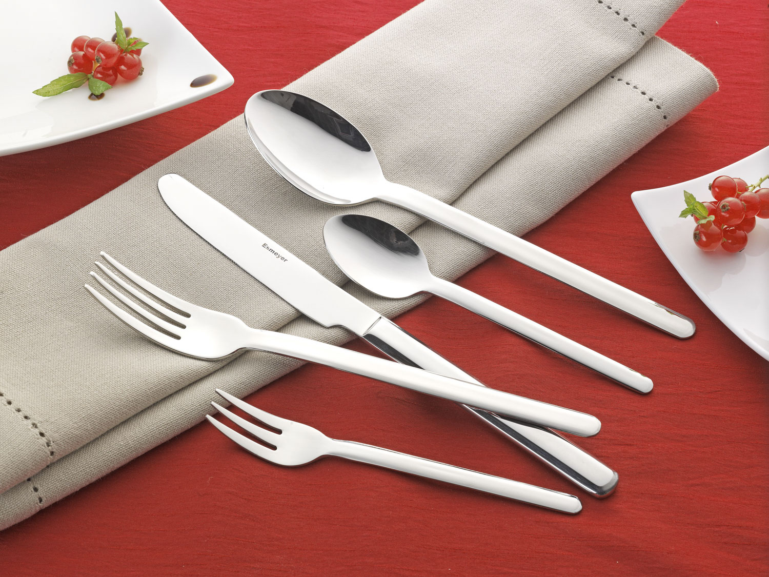 30-teiliges Besteck BETTINA aus Edelstahl 18/10, hochglanz-poliert. Messer aus Klingenstahl.