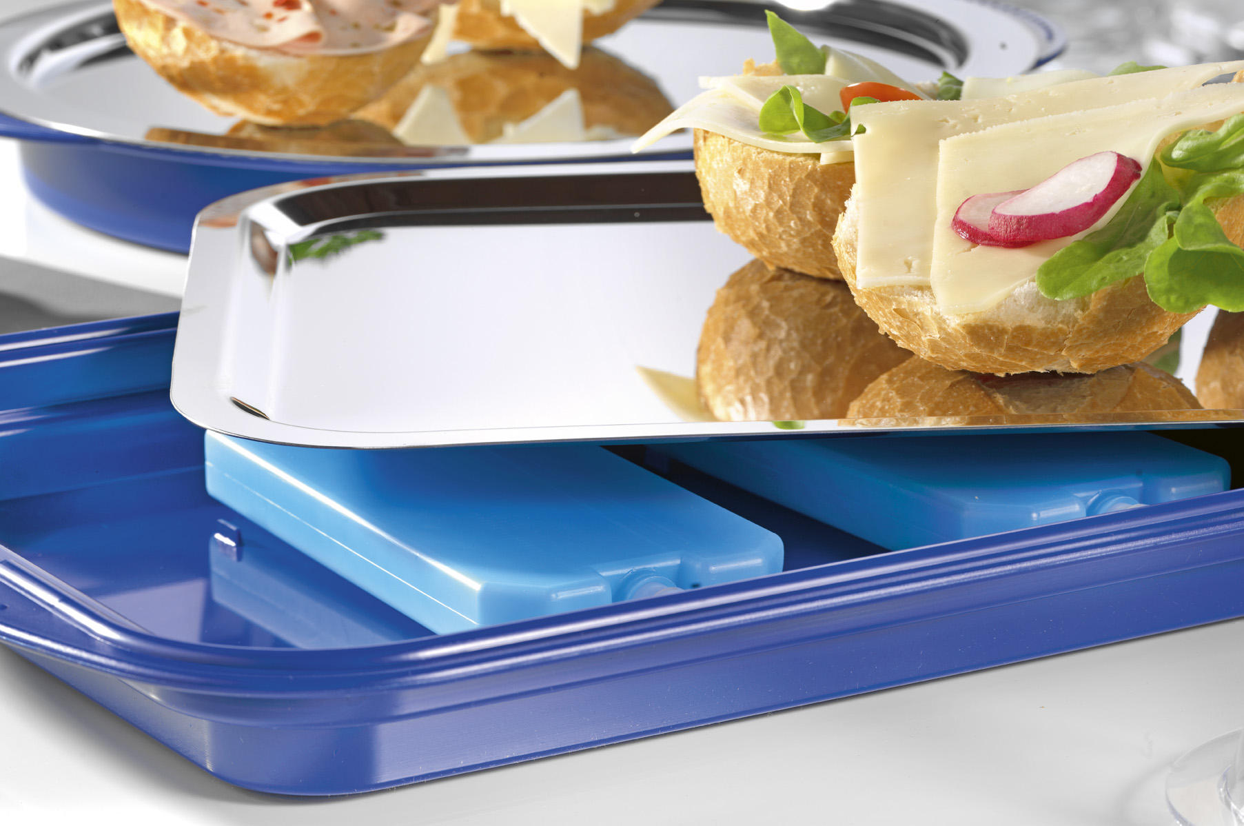 Buffet Kühlplatte COOL in rund, mit Abdeckaube in transparent und Trägerschale in blau. Durchmesser: 350 mm, Höhe: 150 mm