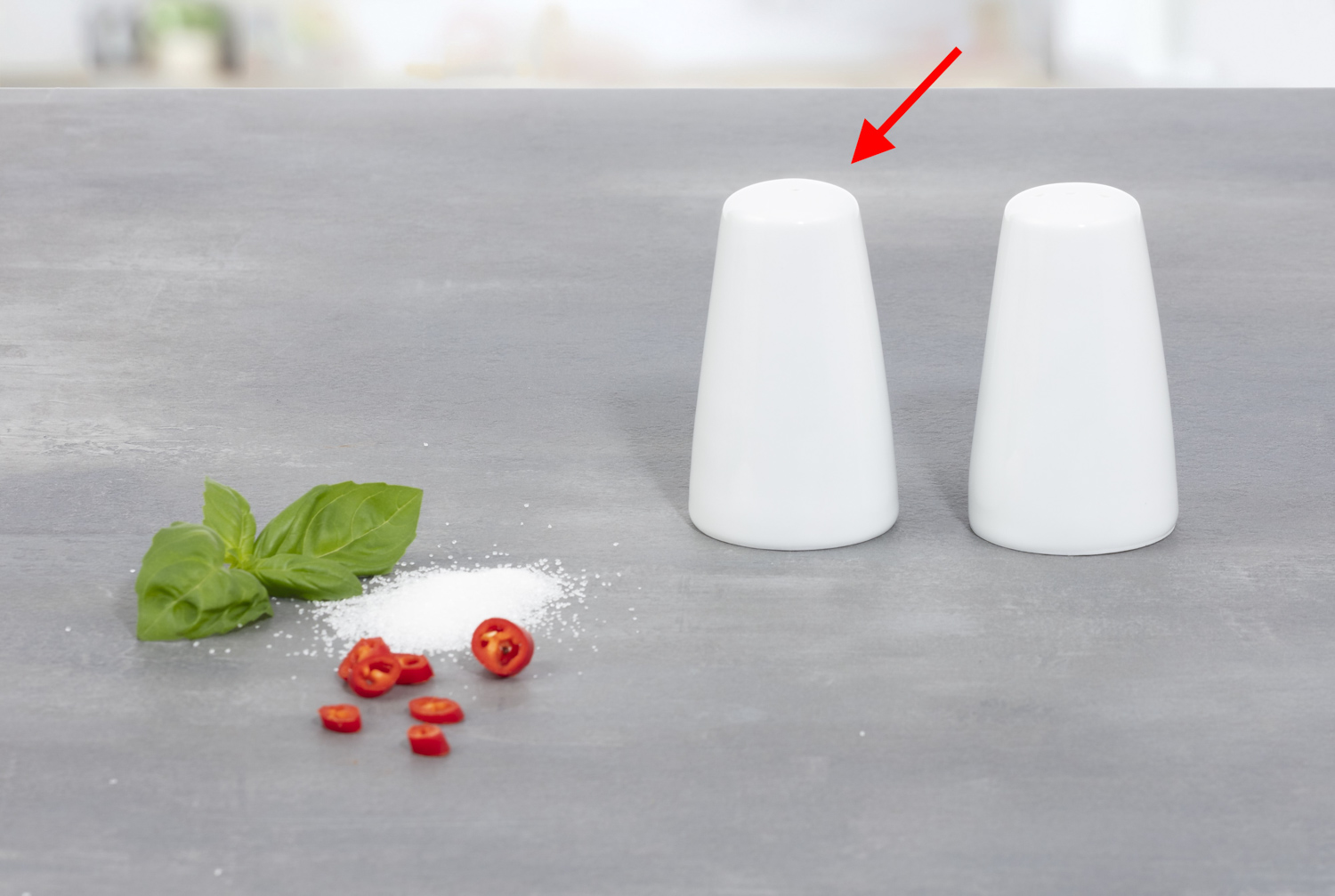 Pfefferstreuer SOLEA, Höhe 7,6 cm, von caterado. Aus weißem Porzellan.