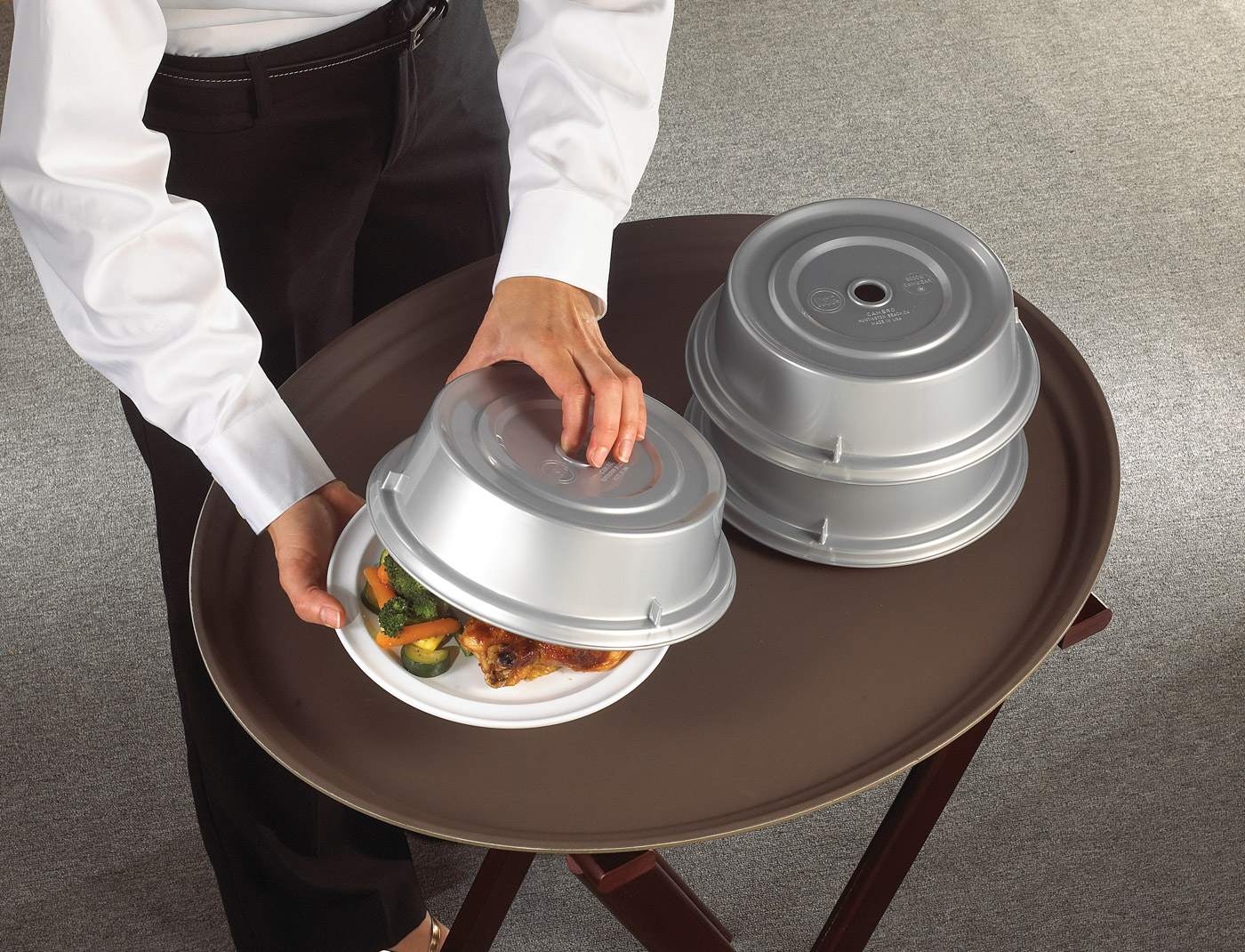 Camtread Tablett, Ovales – Niedriges Profil, 56 x 68,5 cm, Tavernenbraun von Cambro