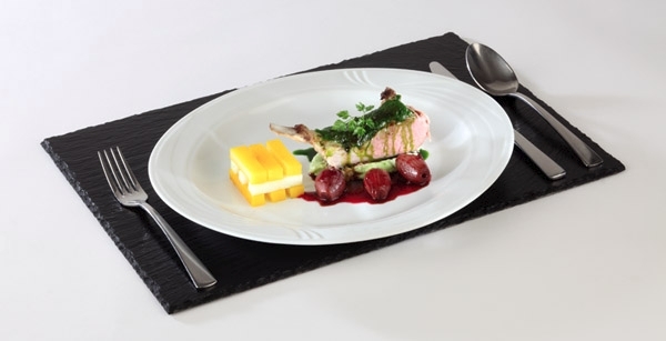 Naturschieferplatte 45 x 30 cm Materialstärke 6-9 mm möbelschonende Füßchen gebrochene Kanten glänzende, versiegelte