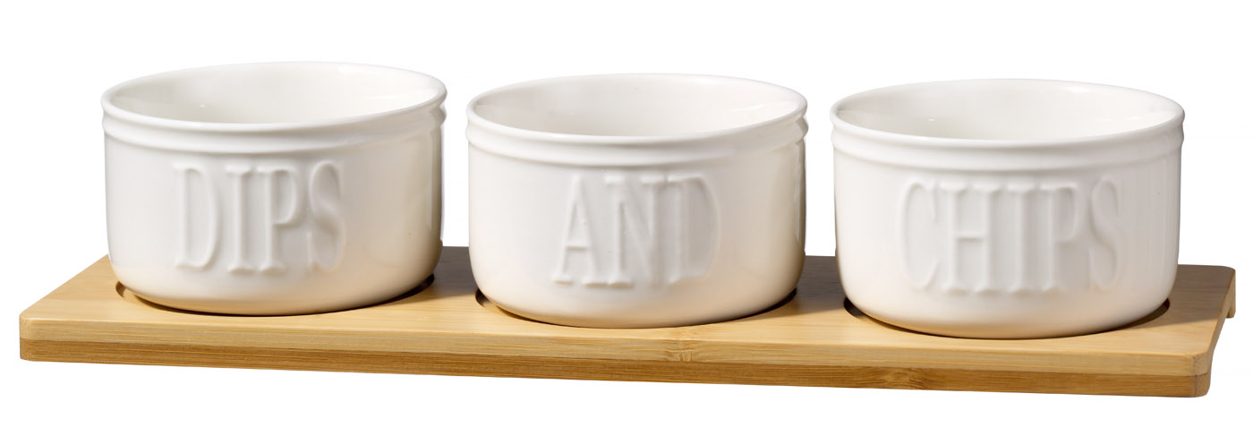 Dreiteiliges Schalenset ALTA aus weißem Porzellan von Esmeyer. Auf einem rechteckigen Holz-Tablett. Maße: 27x9x5,4cm Aufschrift "Dips and Chips"