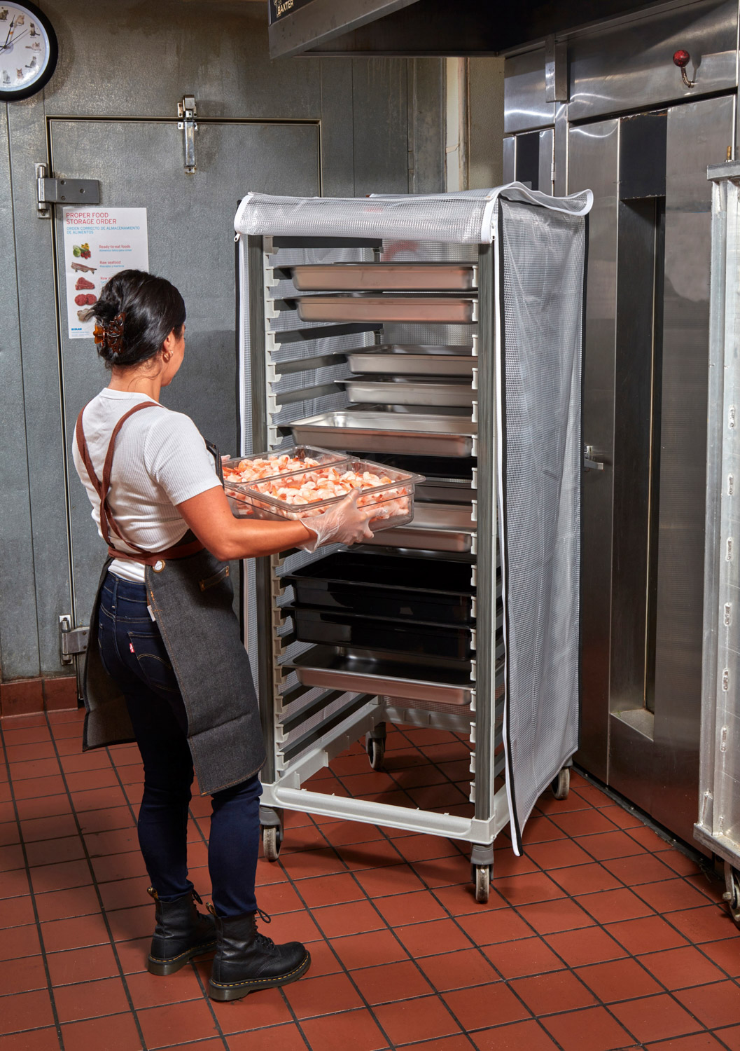 CAMBRO Camshelving® GN 2/1 Speiseschalenregal mit 18 GN 2/1 Einschüben unmontiert, grau, Quer-Einschub