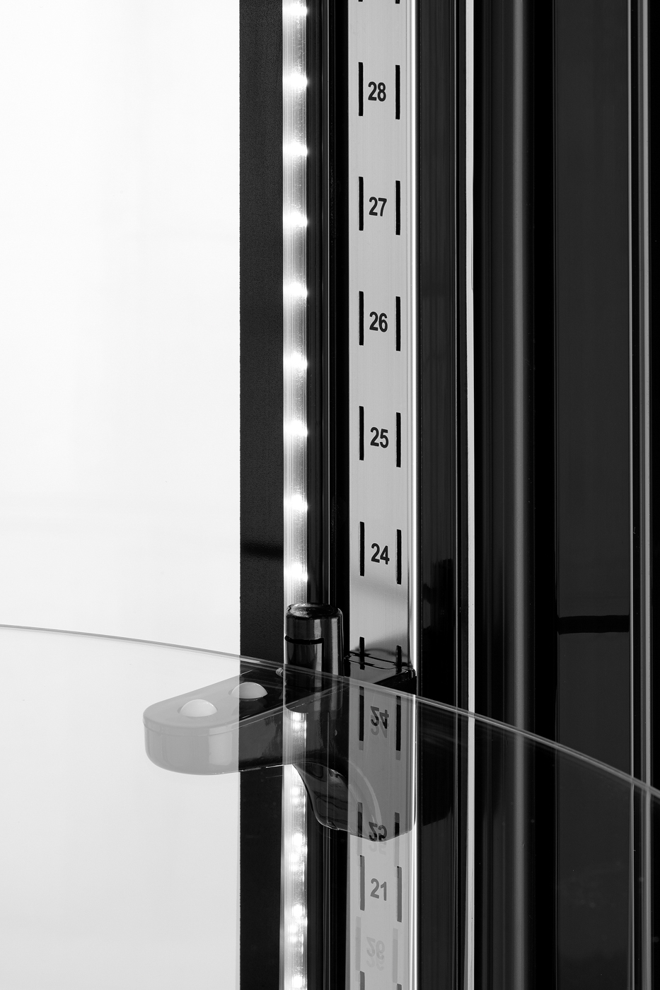 Bartscher Kuchenvitrine 400L | Art derVerglasung: Doppel-Verglasung ,Rundum-Verglasung| Maße: 68 x 68 x 175,0 cm. Gewicht: 130,4 kg