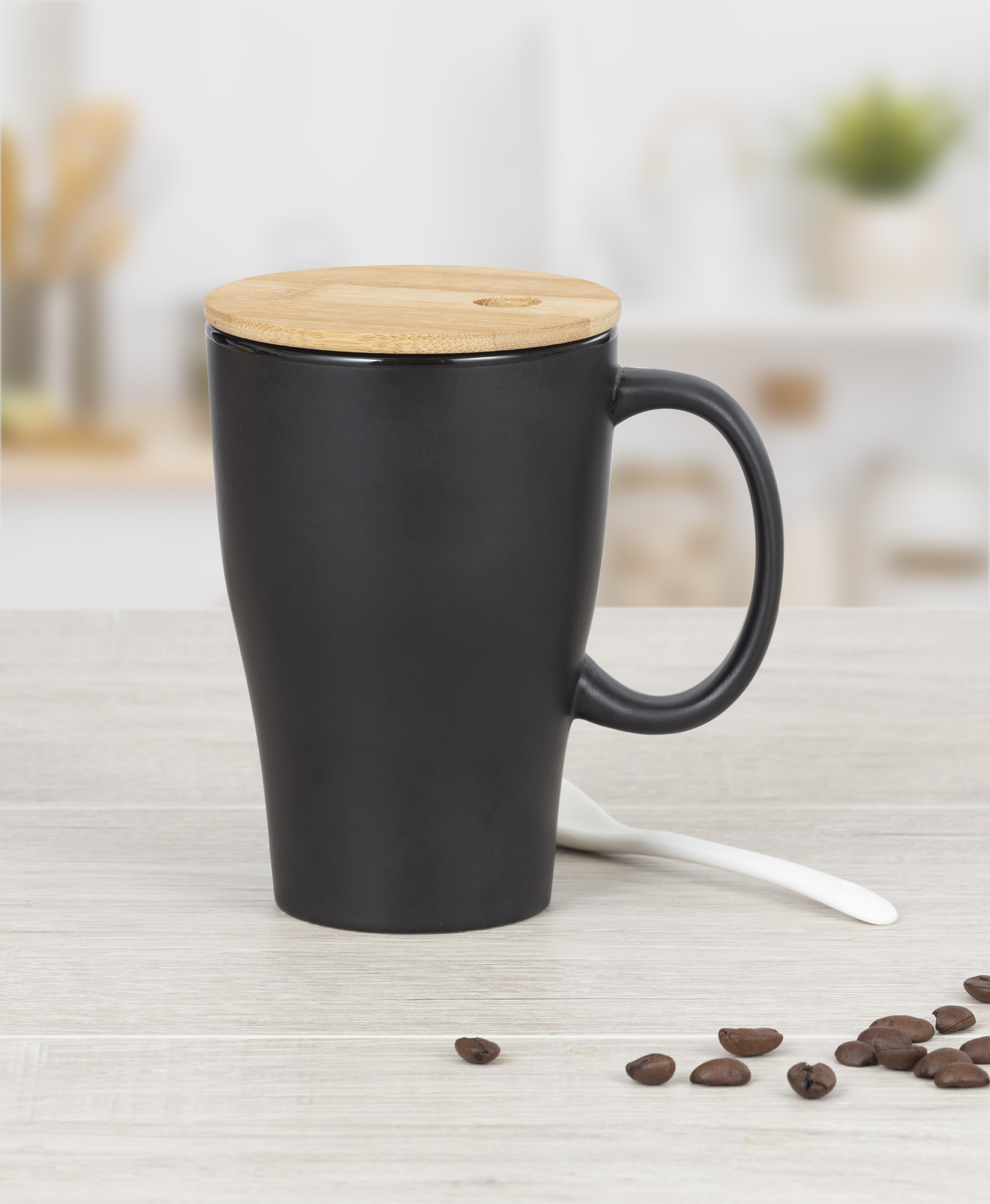 Henkelbecher LUKA aus Keramik, 0,3 Liter, schwarz Inkl. Keramiklöffel und Bambusdeckel mit Dichtung. Höhe 12,6 cm Durchmesser 8,4 cm.