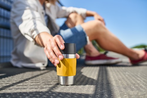 Emsa TRAVEL MUG COMPACT Isolierbecher 0,3 Liter, in der Farbe Gelb, aus Edelstahl, Auslaufsicher, mit Soft Touch Manschette und Drehverschluss,