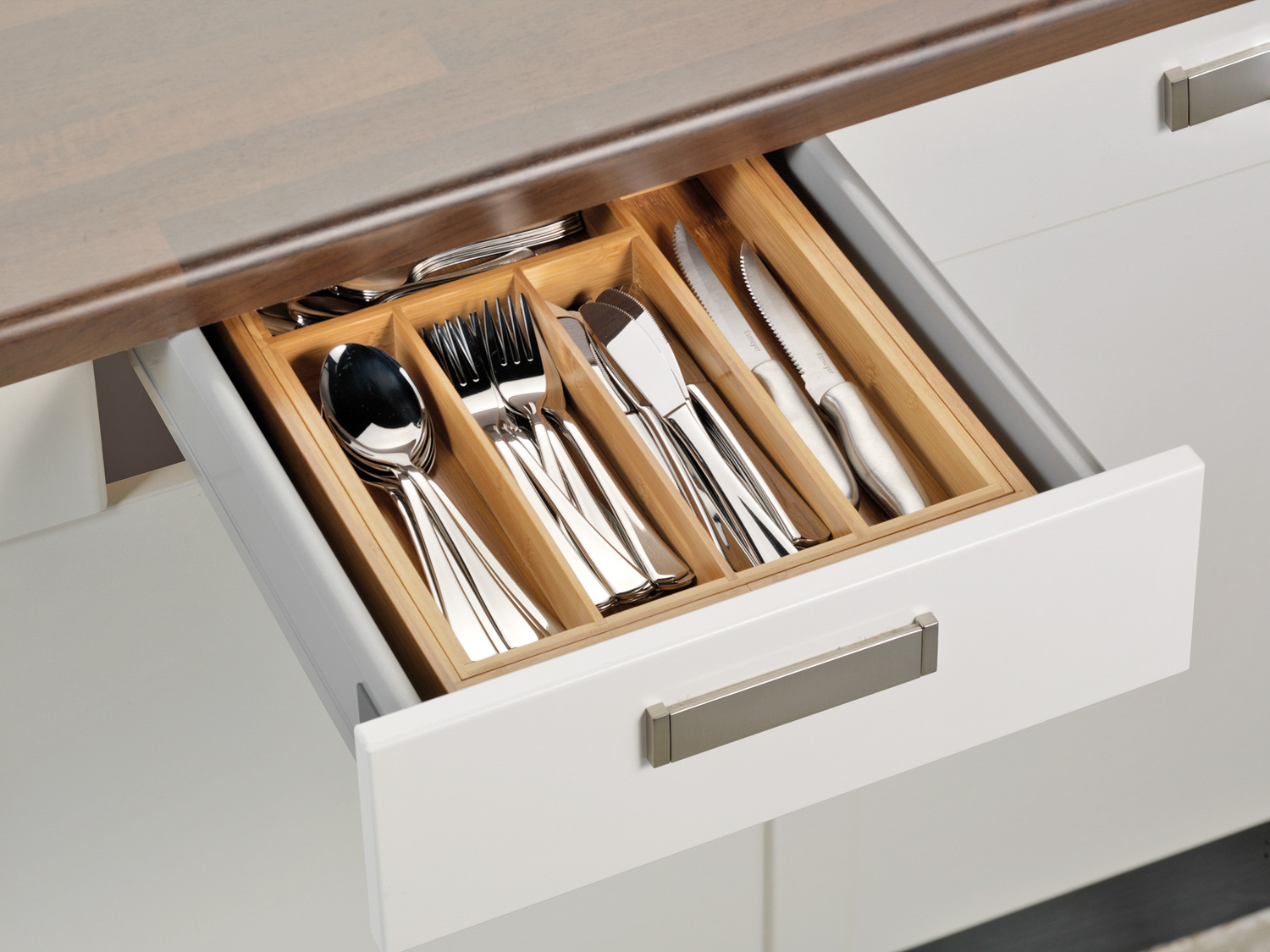 Besteckkasten SIMON aus Bambusholz, passend für alle handelsüblichen Schubladen, ausziehbar von 28,5 auf ca. 40 cm, 5 bzw. 7 Fächer