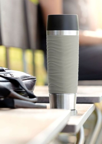 Emsa TRAVEL MUG WAVES GRANDE Isolierbecher 0,5 Liter Edelstahl/Pudergrau Quick-Press-Verschluss – spülmaschinenfest