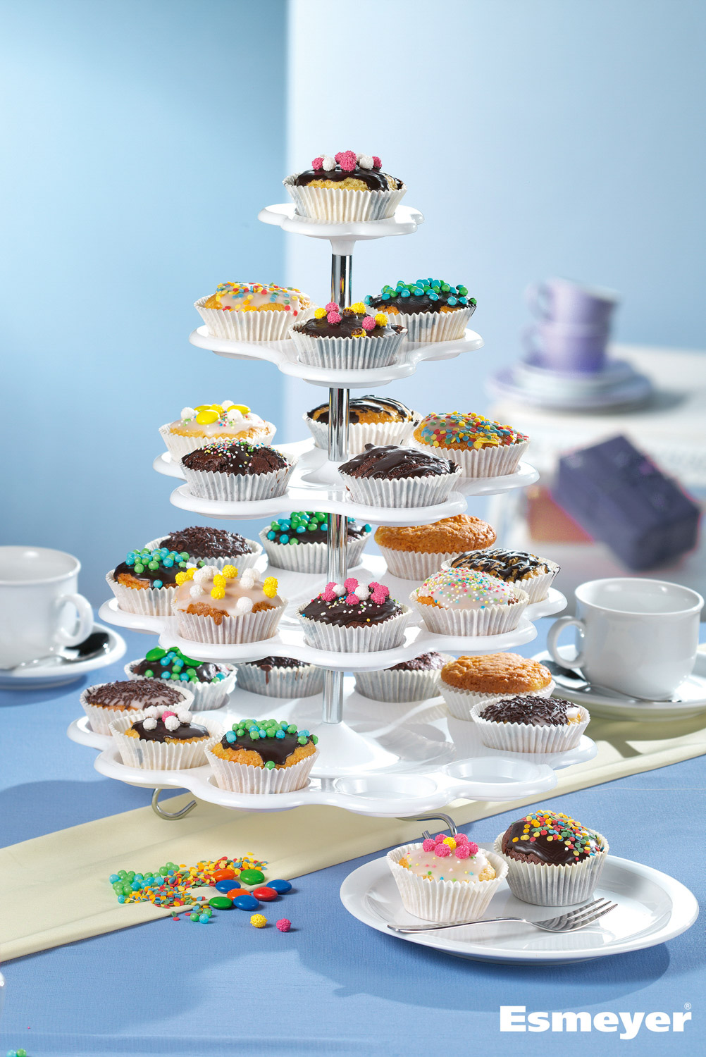 5-stufige Muffinetagere MANDY Material: Kunststoff, Höhe gesamt: ca. 33,0 cm. Durchmesser der untersten Platte ca. 31,0 cm,