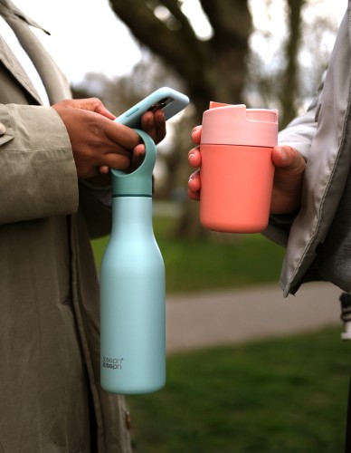 Joseph Joseph Sipp Reisebecher mit Klappdeckel - 340 ml - Koralle