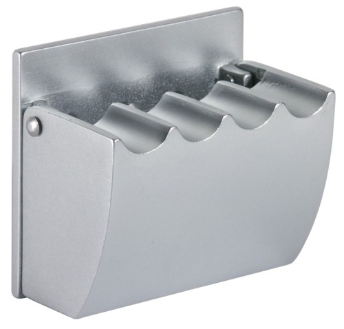 Wandascher aus eloxiertem Leichtmetall, Farbe: silber, mit vier Ablagen, kann zur leichten Entleerung hoch gekippt werden,