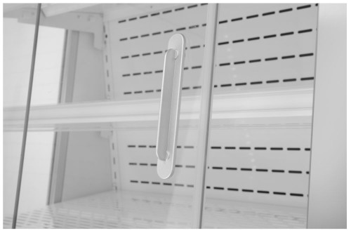 Multideck Kühlvitrine 320L. Gehäuse aus Stahl, gehärtetes Sicherheitsglas an den Seiten. Umluftkühlung mit automatischer Abtauung,