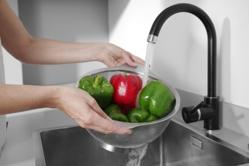 Gemüsesieb, Edelstahl, feinmaschig, auf Fuß mit 2 Griffen. Spülmaschinengeeignet.