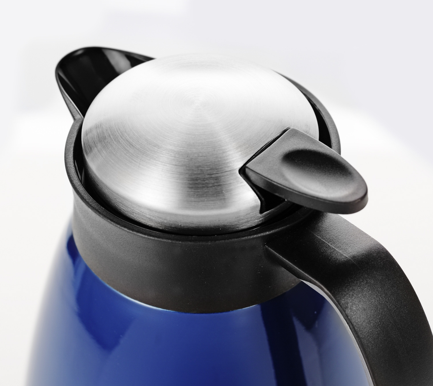 Isolierkanne GLACE, Inhalt: 1 Liter, doppelwandiger Edelstahl, grün lackiert, Höhe: 20,8 cm, Durchmesser: 13,5 cm.