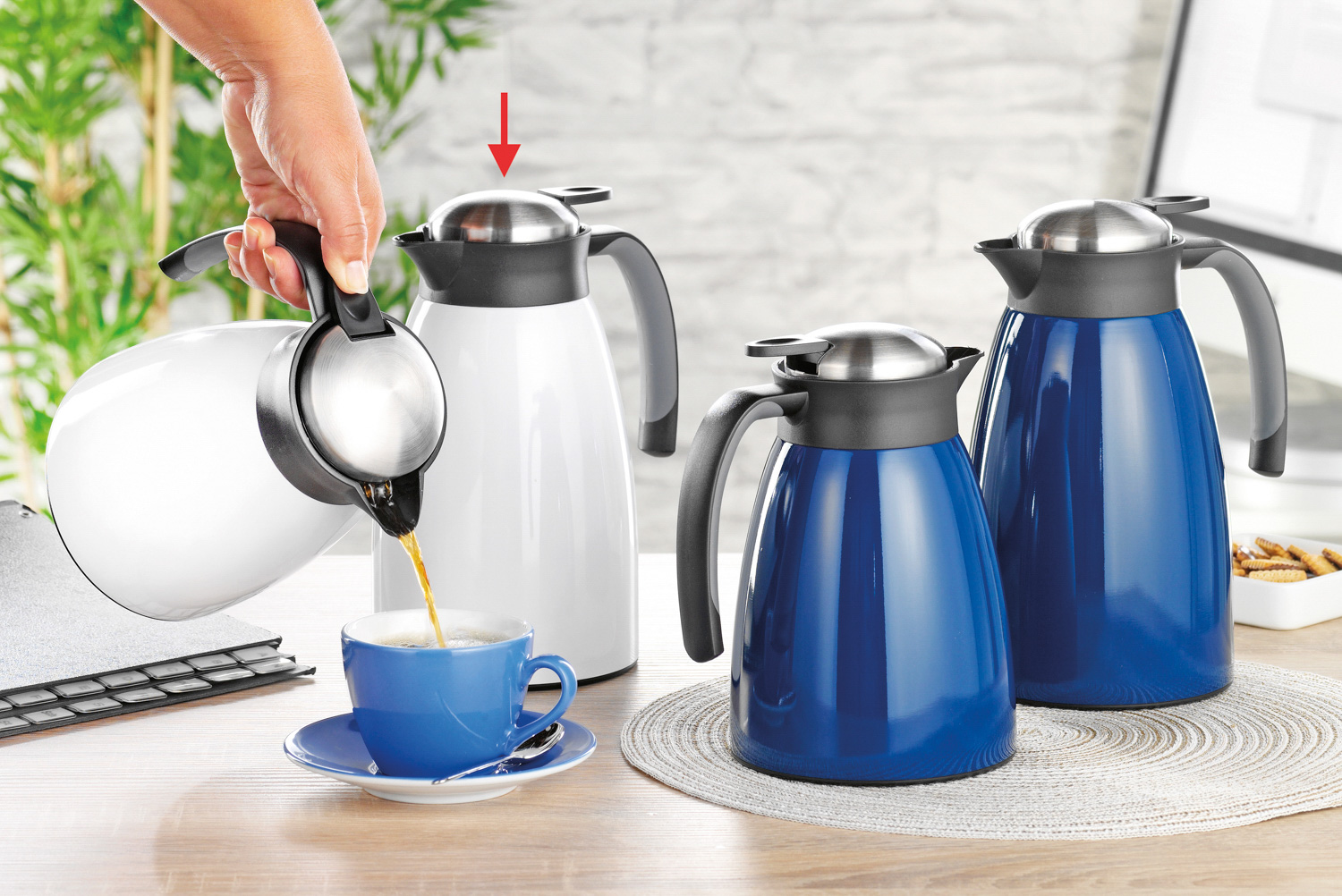 Isolierkanne GLACE, Inhalt: 1 Liter, doppelwandiger Edelstahl, weiß lackiert, Höhe: 20,8 cm, Durchmesser: 13,5 cm.