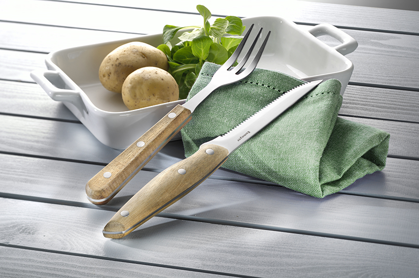 4-tlg. Steakbesteck BUFFALO aus Edelstahl mit genieteten Akazienholz-Griffen. Ergonomisch gerundete Griffe.