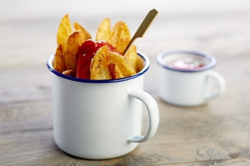 Henkelbecher -ENAMELWARE- Ø 10 cm, H: 9 cm, 0,5 Liter emailliertes Stahlblech innen: weiß außen: weiß Rand: blau