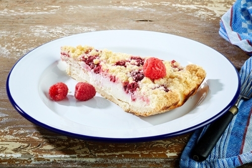 Teller, flach -ENAMELWARE- Ø 26 cm, H: 2 cm emailliertes Stahlblech innen: weiß außen: weiß Rand: blau spülmaschinengeeignet