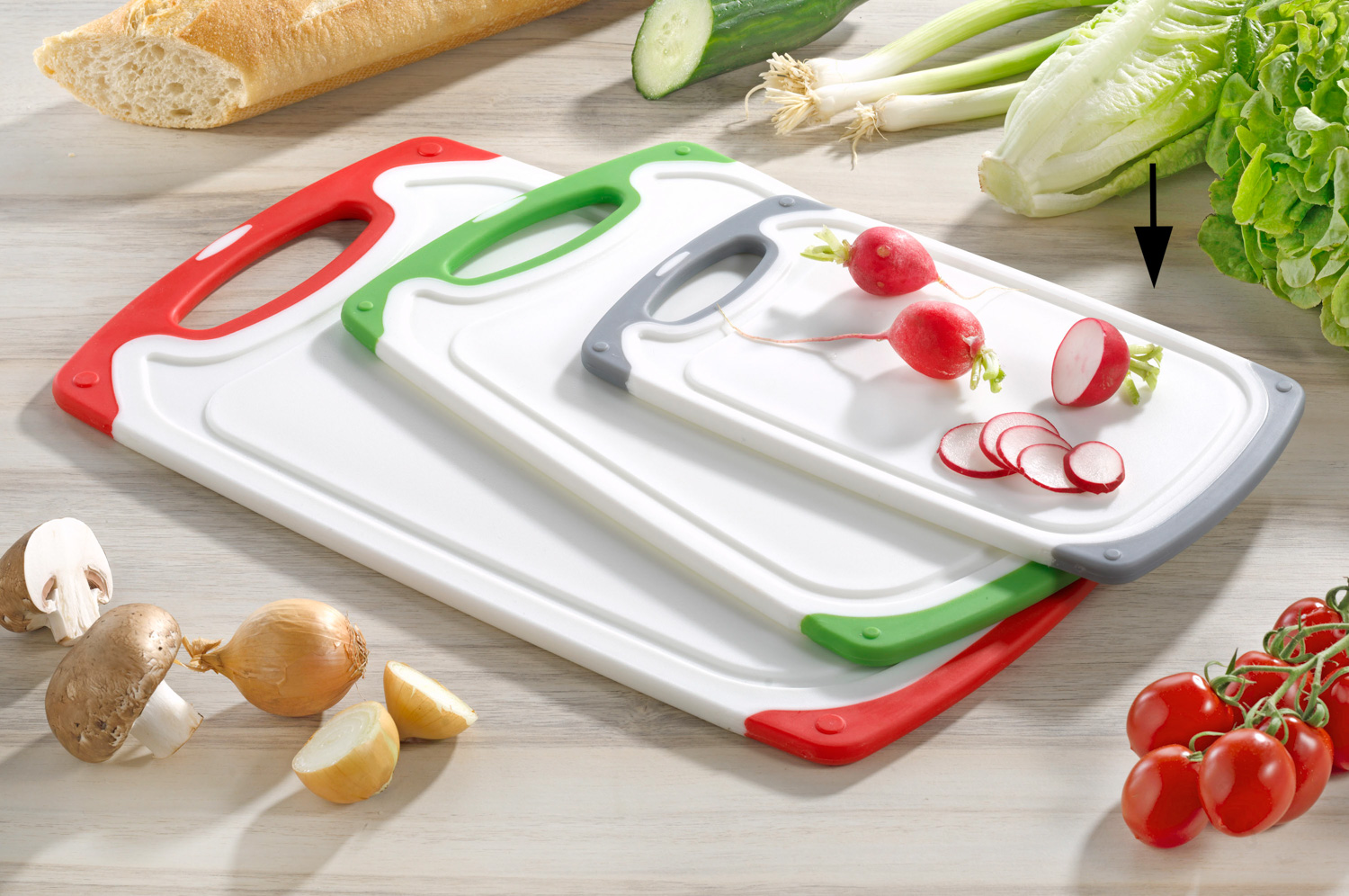 Schneidbrett Star aus weißem Kunststoff mit grauem Rand und Griff Maße: 25,3 x 14,7 x 0,9 cm