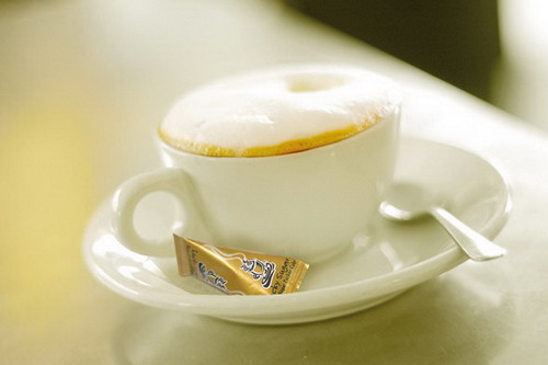 LUCKY SUGAR HOT CUP von Hellma, Inhalt: 500 Stück à 4,5 g je Thekendisplay, Zucker-Portionspackungen mit verschiedenen Motiven