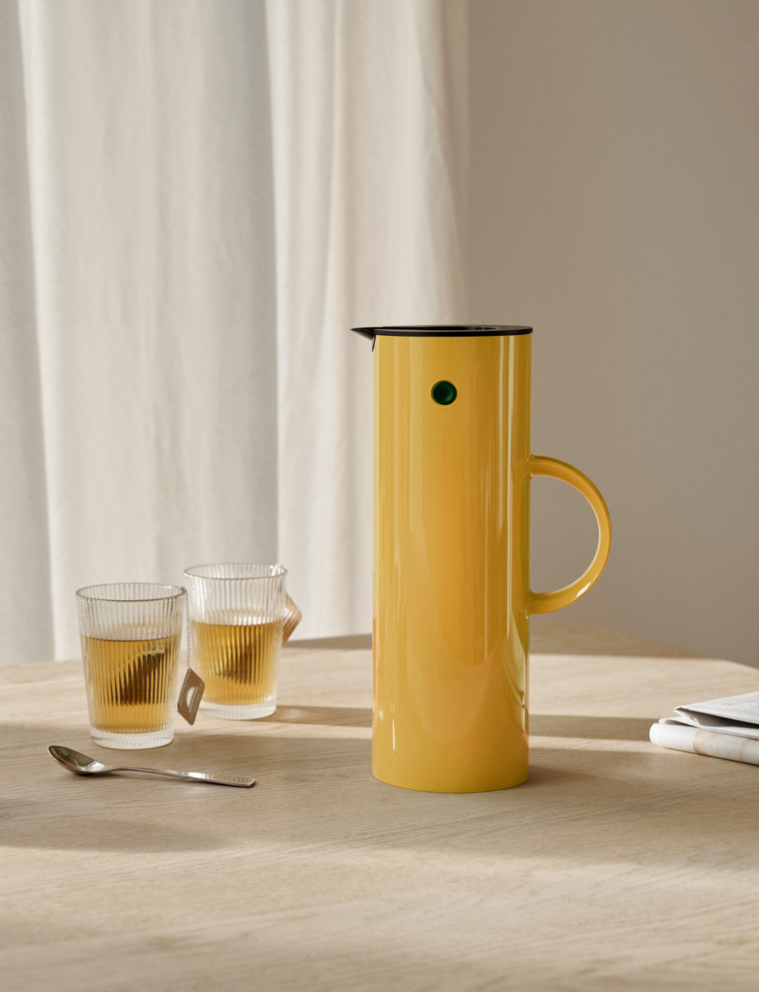 EM77 Isolierkanne 1 l. poppy yellow - Maße: 10,5 x 17 x 30 cm - von Stelton