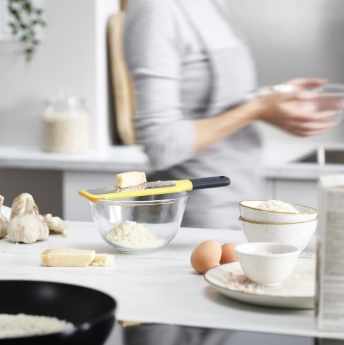 Joseph Joseph GripGrater Flachreibe mit Schüsselnut (Grob)