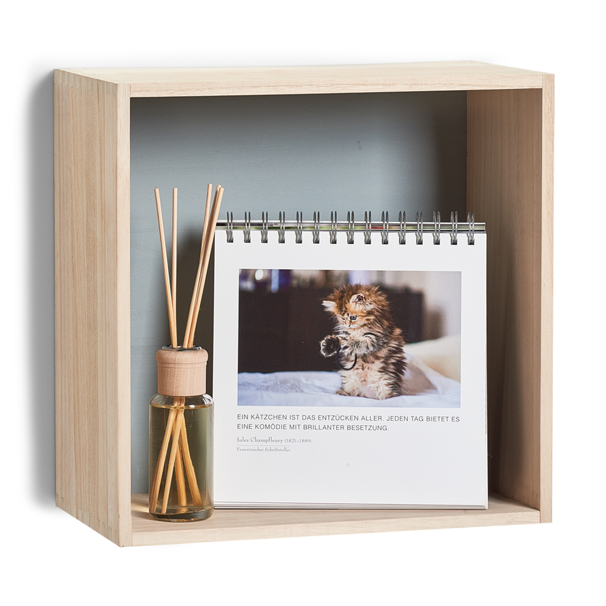 Wand-Regal-Set, Paulowniaholz unbehandelt; Rückseite lackiert, 26x26x13; 30x30x16; 33x33x18 cm. Farbe: grau. Dieses moderne Wand-Regal-Set