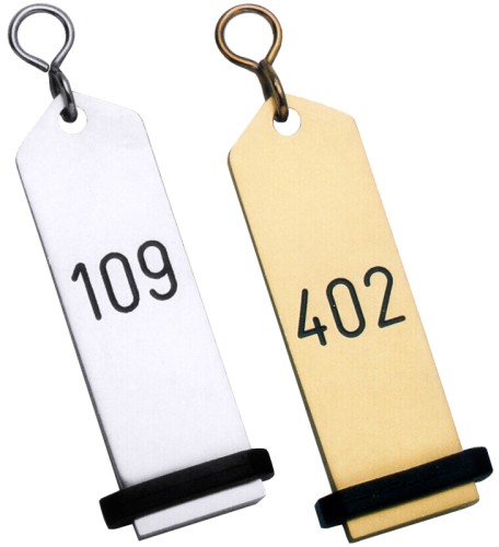 Hotelschlüsselanhänger aus silberfarbenen eloxiertem Leichtmetall, mit schwarz ausgelegter Gravur, mit S-Haken und