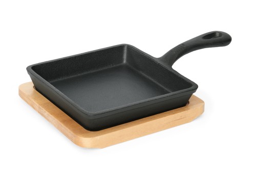 Mini Servierpfanne. Gusseisen. mit Holzuntersetzer.