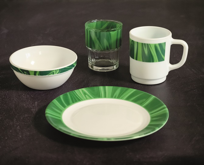 Henkelbecher NATURA mit grünem Muster. Inhalt ca. 0,25 Liter, aus Opalglas. Von Bormioli Rocco.