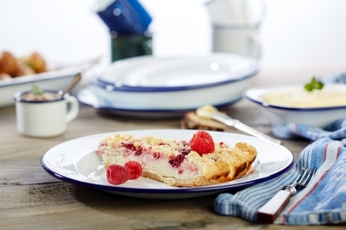 Teller, flach -ENAMELWARE- Ø 26 cm, H: 2 cm emailliertes Stahlblech innen: weiß außen: weiß Rand: blau spülmaschinengeeignet