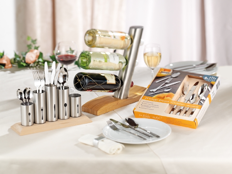 Weinregal JAMES Weinflaschenhalter aus mattiertem Edelstahl, auf einem geschwungenen Bambus-Fuss.