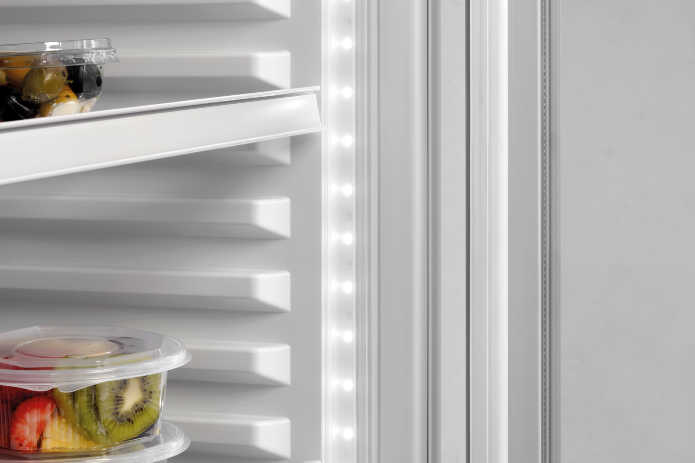 Bartscher Glastürenkühlschrank 326 |Innenbeleuchtung: Ja | Maße: 62 x 63,5 x 173,2 cm.Gewicht: 72 kg