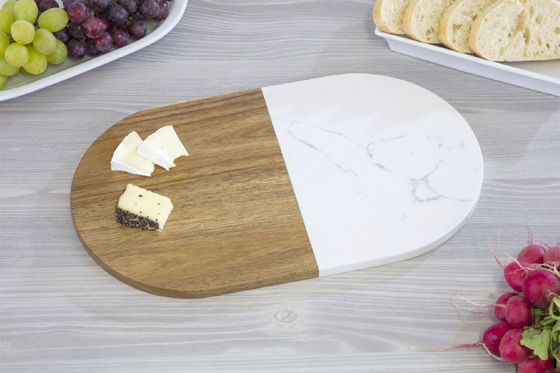 Schneidbrett ROMA aus Akazienholz und weißer Einlage in Marmoroptik, ovale Form, Maße: ca. 37 x 22 x 1,2 cm, Gewicht ca. 1.300 gr,
