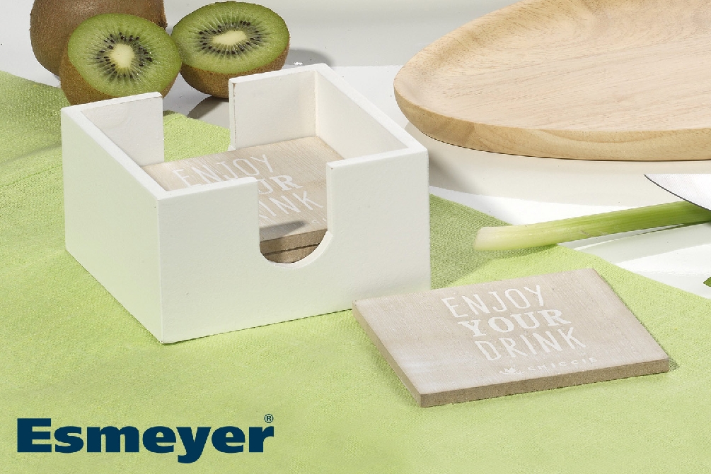 6 Glasuntersetzer ALEX mit Aufbewahrungsbox aus Pinienholz. Abmessungen gesamt ca. 10 x 10 x 6 cm. In Folie verschweißt.