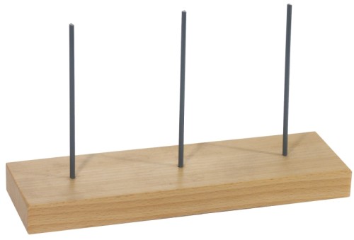 Bonspieß mit Holzfuß, Spieße aus kurzem flexiblem Kunststoff, mit stumpfen Enden zur Unfallverhütung Länge: 19,5 cm, Breite: 6 cm,